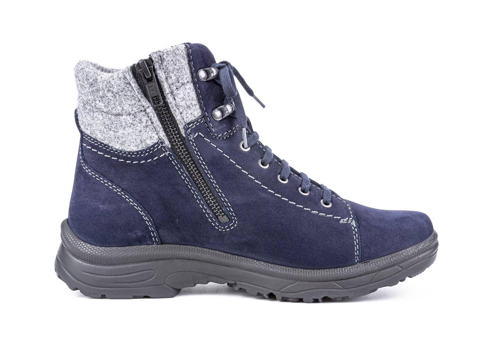 Bequemer RONJA Schuh aus Blauem NubukFilz mit warmem Wollfutter, elegant auf einem hellen Hintergrund präsentiert.