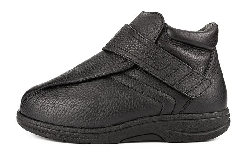 Der MERTEN SoftCalf Schuh in schwarz steht elegant auf einem hellen Untergrund, mit einem Fokus auf die feine Verarbeitung und das geschmeidige Material.