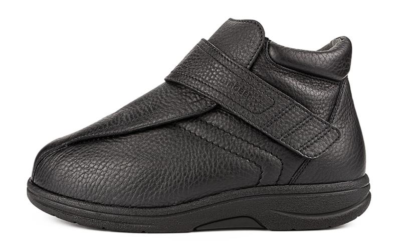 Der MERTEN SoftCalf Schuh in schwarz steht elegant auf einem hellen Untergrund, mit einem Fokus auf die feine Verarbeitung und das geschmeidige Material.
