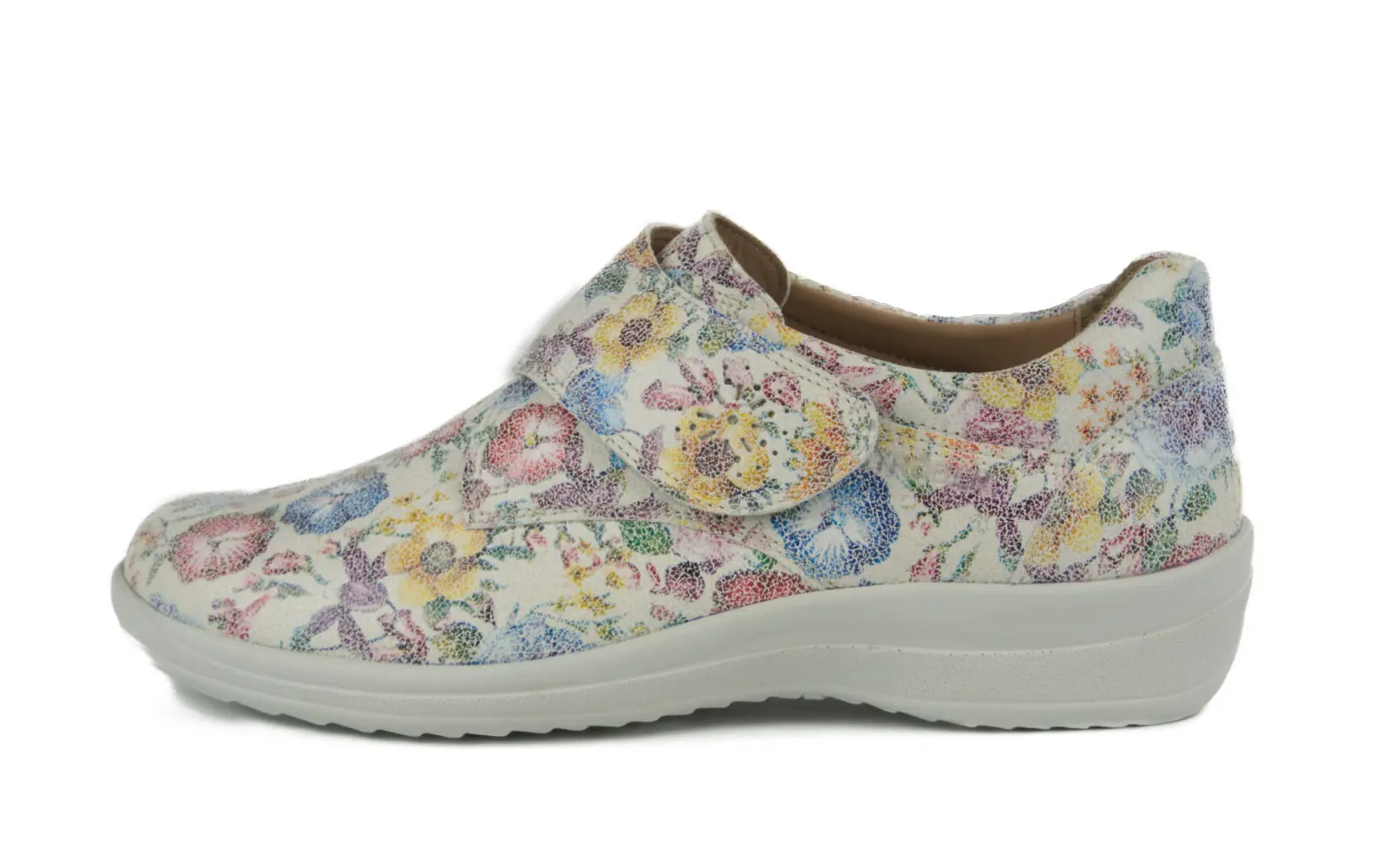 Der MARLA VelourFlower in ice steht elegant auf einer hellen Unterlage, das weiche Veloursleder und das florale Design heben sich schön ab.