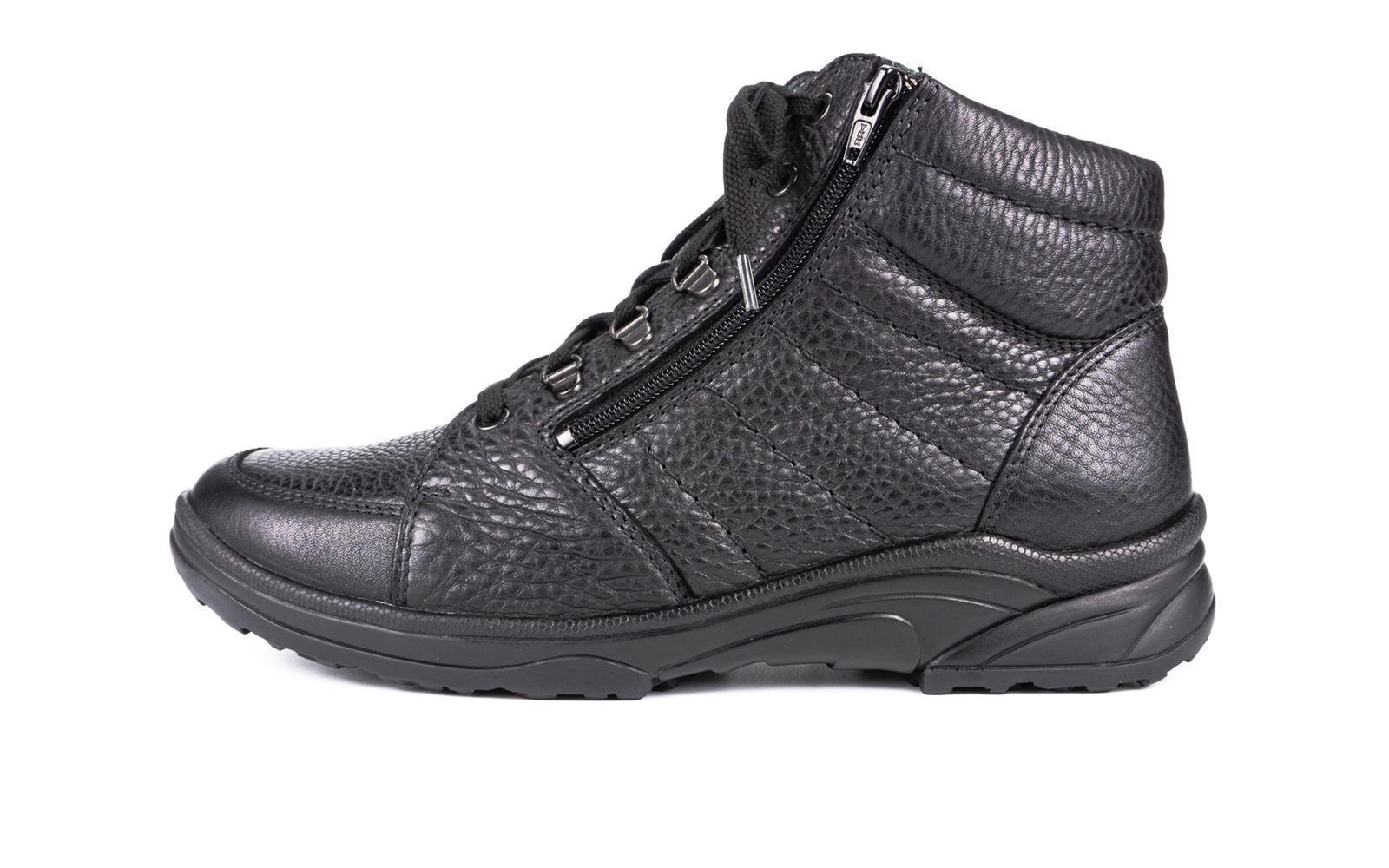 Ein Paar SERGEJ Schuhe in schwarz aus SoftCalf mit Lederfutter, elegant auf einem weißen Hintergrund positioniert.