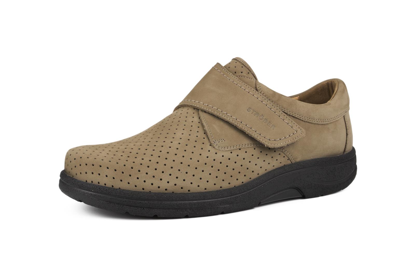 Der MARLON Schuh in stone, aus perforiertem Nubukleder, liegt elegant auf einem hellen Untergrund. Junger, moderner Look.