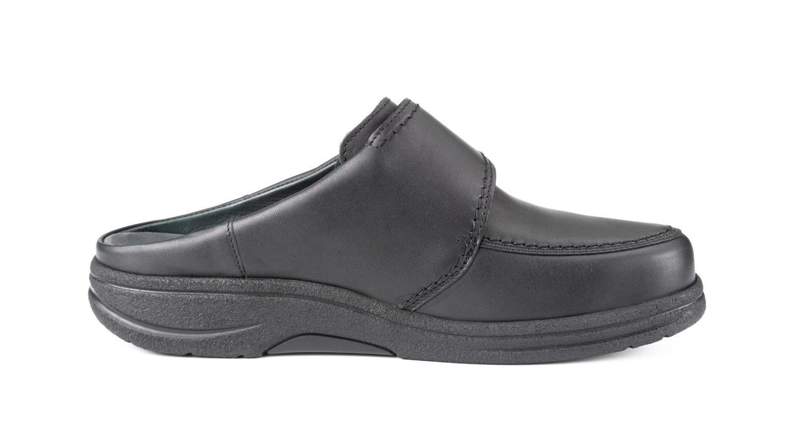 Der Schuh MOSES in schwarz aus SportNappa, Weite H/J, steht auf einem schlichten Hintergrund, umgeben von natürlicher Beleuchtung.