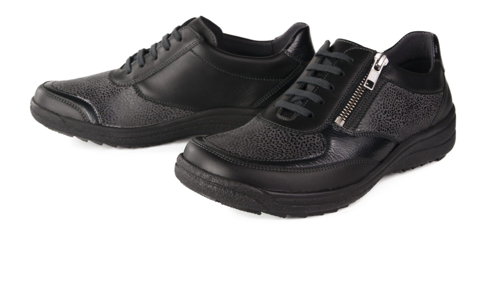 Der Schuh NATALIE Nappa + Stretch Leopard in Schwarz und Grau zeigt sich seitlich, mit elegantem Design und flexibler Sohle.