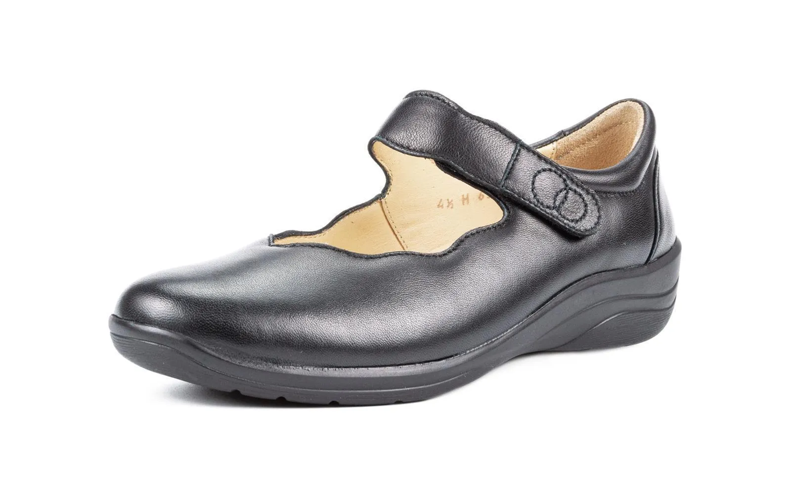 Schwarze LENA Schuhe aus LammNappa, elegant positioniert auf einem hellen Hintergrund, ideal für stilbewusste Anlässe.