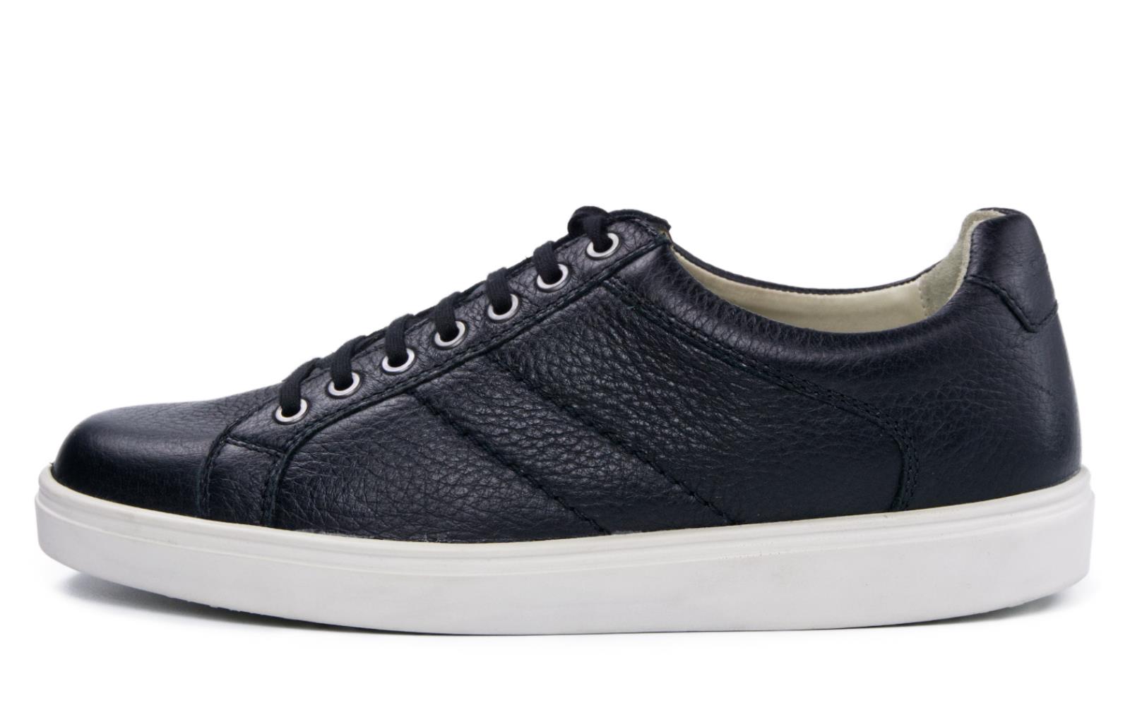Der schwarze LOUIS Hirsch Schuh steht auf einem hellen Untergrund, seine elegante Form und feinen Details sind gut sichtbar.