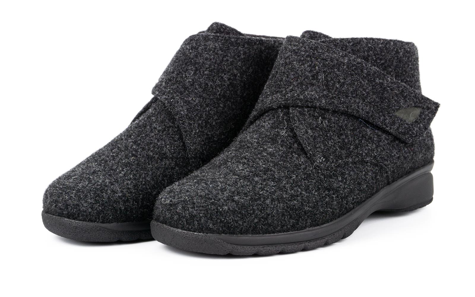 Filz-Schuh GWENDOLINE in Anthrazit, seitlich positioniert auf einem hellen Hintergrund. Hochwertiges und bequemes Design für den Alltag.