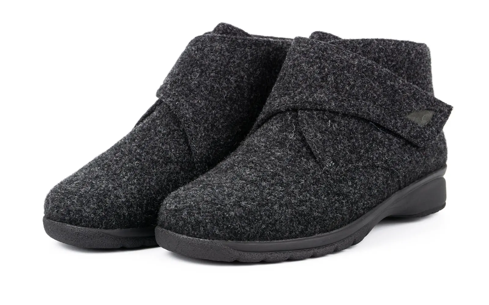 Filz-Schuh GWENDOLINE in Anthrazit, seitlich positioniert auf einem hellen Hintergrund. Hochwertiges und bequemes Design für den Alltag.