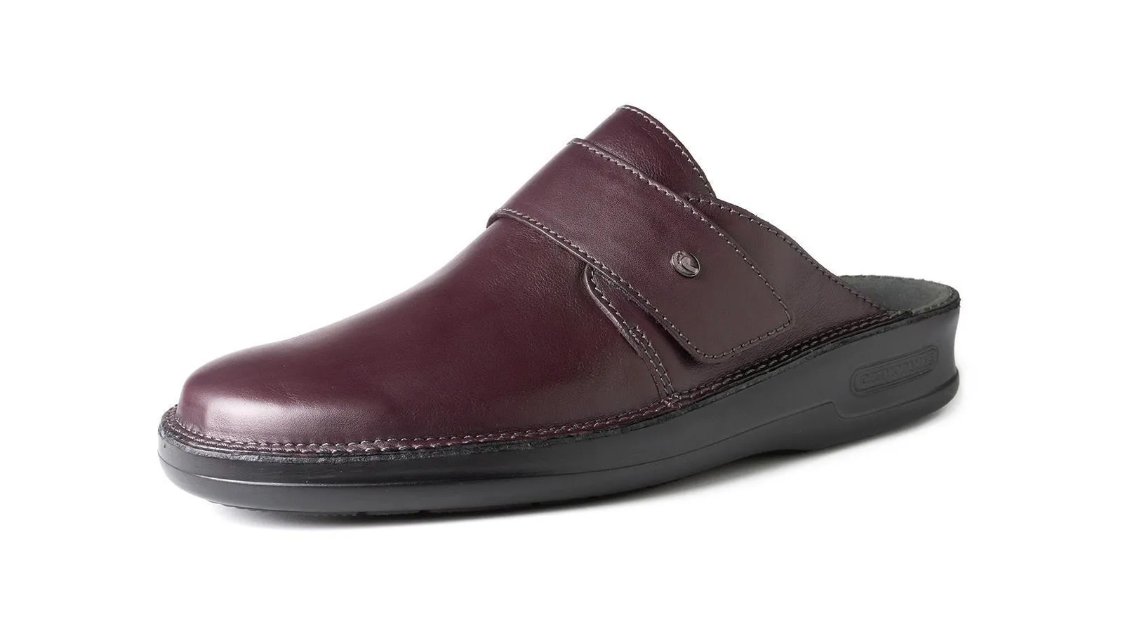Der Schuh ANTON aus bordeauxfarbenem Nappa-Leder steht auf einem hellen Untergrund und zeigt seine elegante Form und vielfältige Verwendungsmöglichkeiten.
