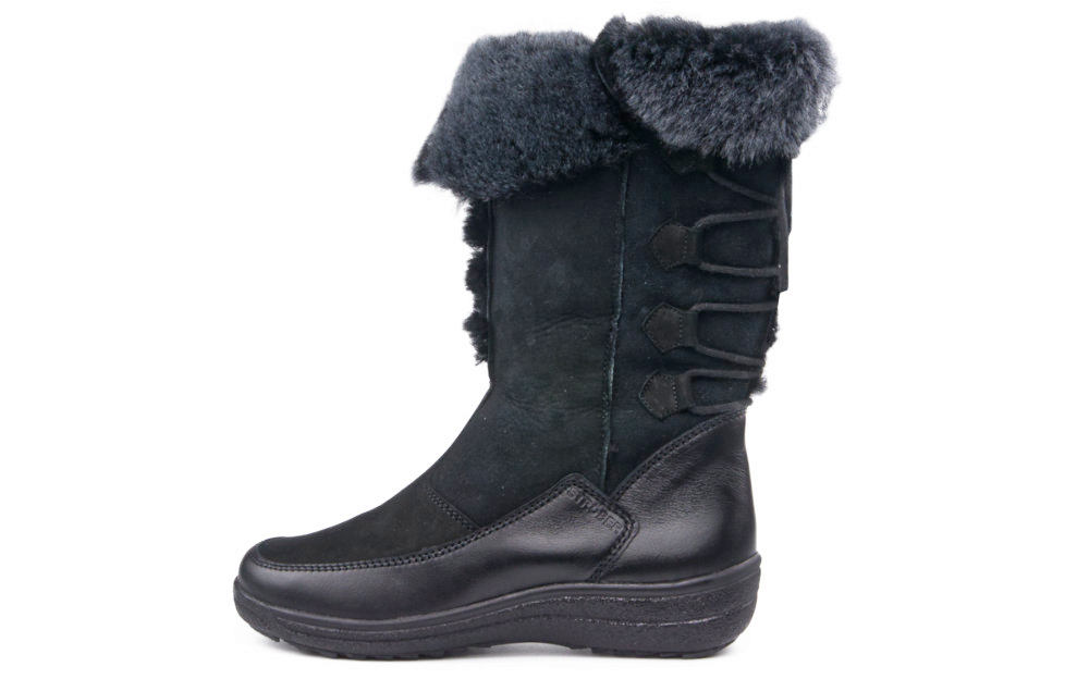 SANDY Nappa + DoubleFace, Lammfellfutter in schwarz, seitlich positioniert auf hellem Hintergrund, betont die hochwertige Verarbeitung und das elegante Design.