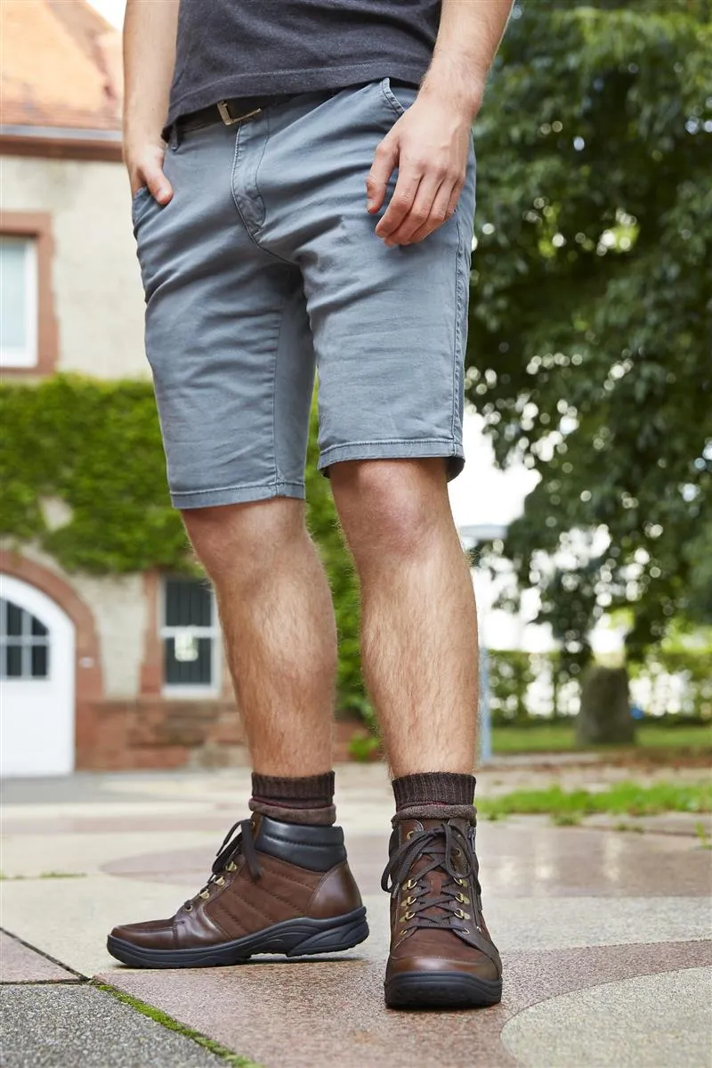Der Schuh SERGEJ aus NappaAntik und FettNubuk in marone, ausgestattet mit Wollfutter, steht auf einem hellen Hintergrund.