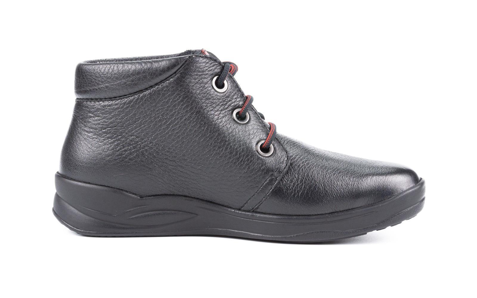 Der KALINA Schuh aus schwarzem Hirsch Nappa mit warmem Futter steht auf einer weißen Oberfläche, ideal für kühle Tage.