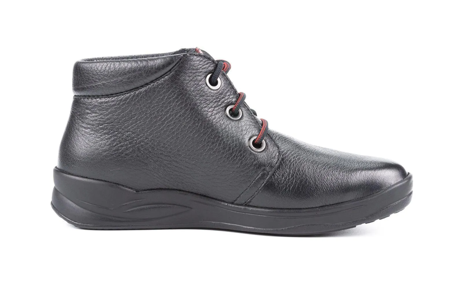 Der KALINA Schuh aus schwarzem Hirsch Nappa mit warmem Futter steht auf einer weißen Oberfläche, ideal für kühle Tage.