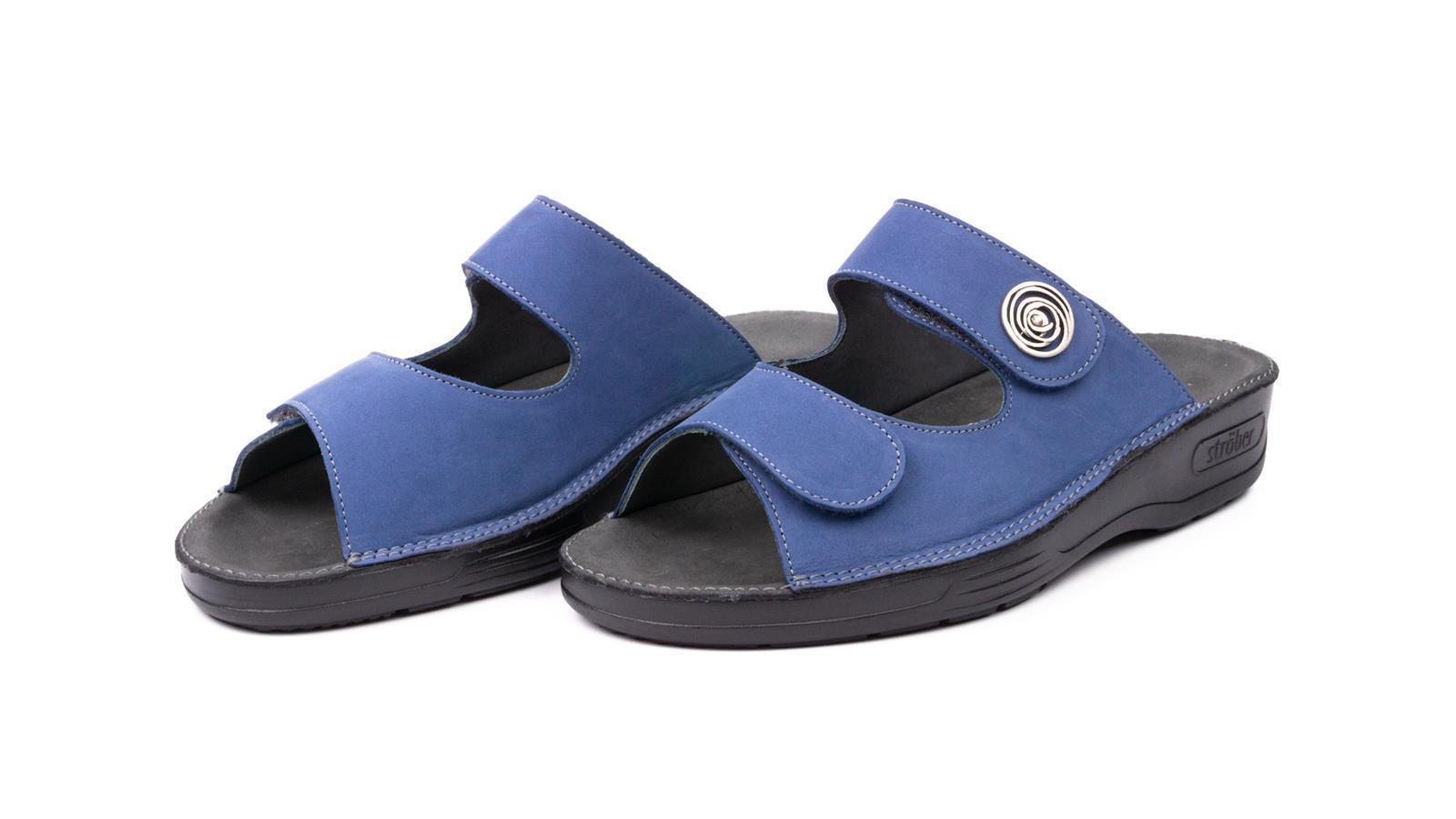 Schuhe ANNA aus Nubukleder in Jeansfarbe, seitlich auf einem Holzuntergrund platziert, mit Glanz und feinen Details.