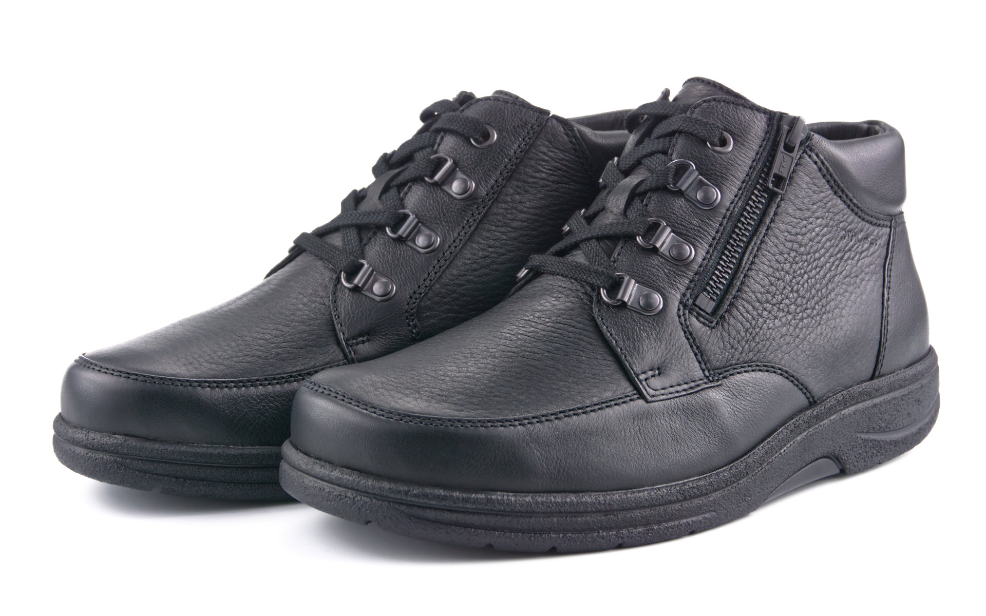 Schwarzer MINO NappaSoft Schuh mit Hirschleder und Wollfutter, elegant platziert auf einem Holzuntergrund.