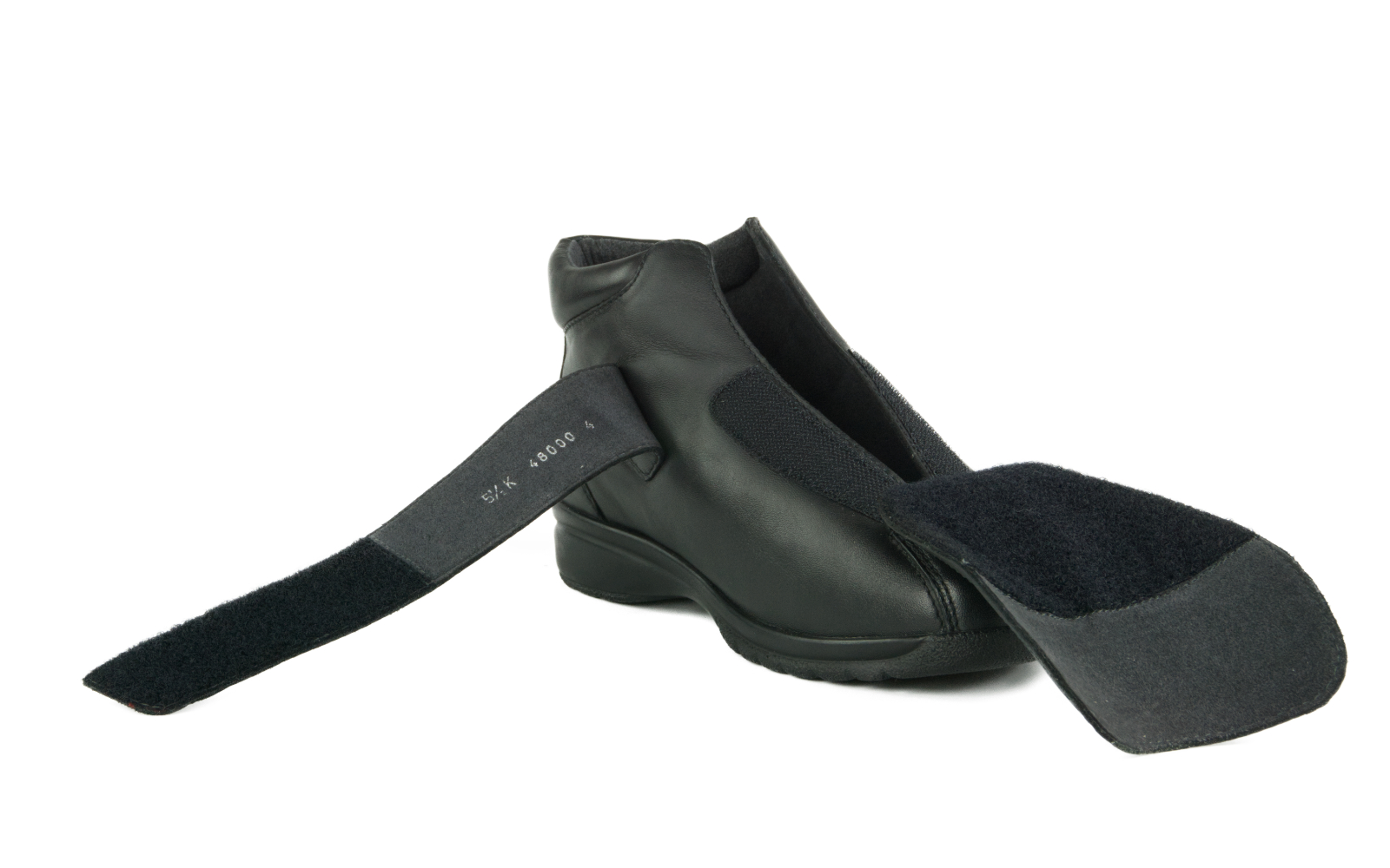 GISELA Nappa in schwarz, elegant auf einem weißen Hintergrund präsentiert, zeigt die hochwertige Verarbeitung und das zeitlose Design der Schuhe.