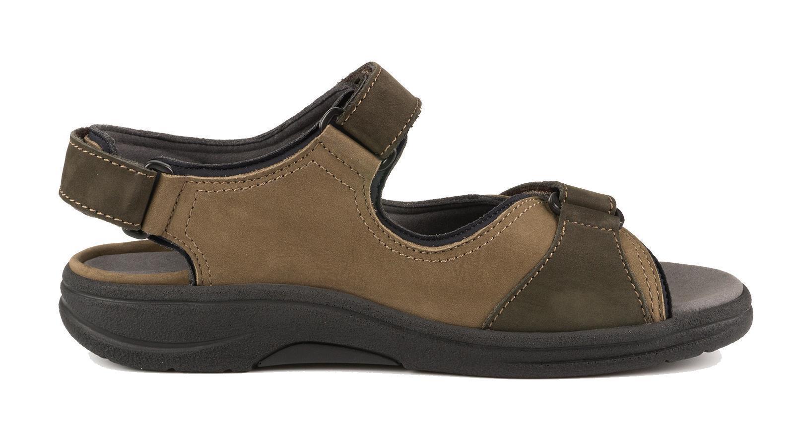 Der Schuh MATTHIAS in torf-cafe, gefertigt aus Nubuk und Neopren, zeigt ein modernes Design mit seitlichen Einsätzen und einer robusten Sohle.