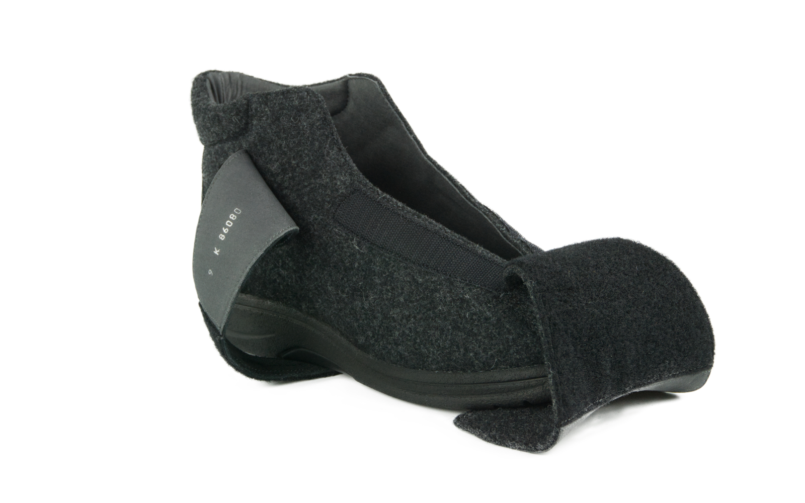 MERTEN Filz+Velour Schuh in anthrazit und schwarz, von der Seite fotografiert, mit geschwungenem Design und offenen Details.