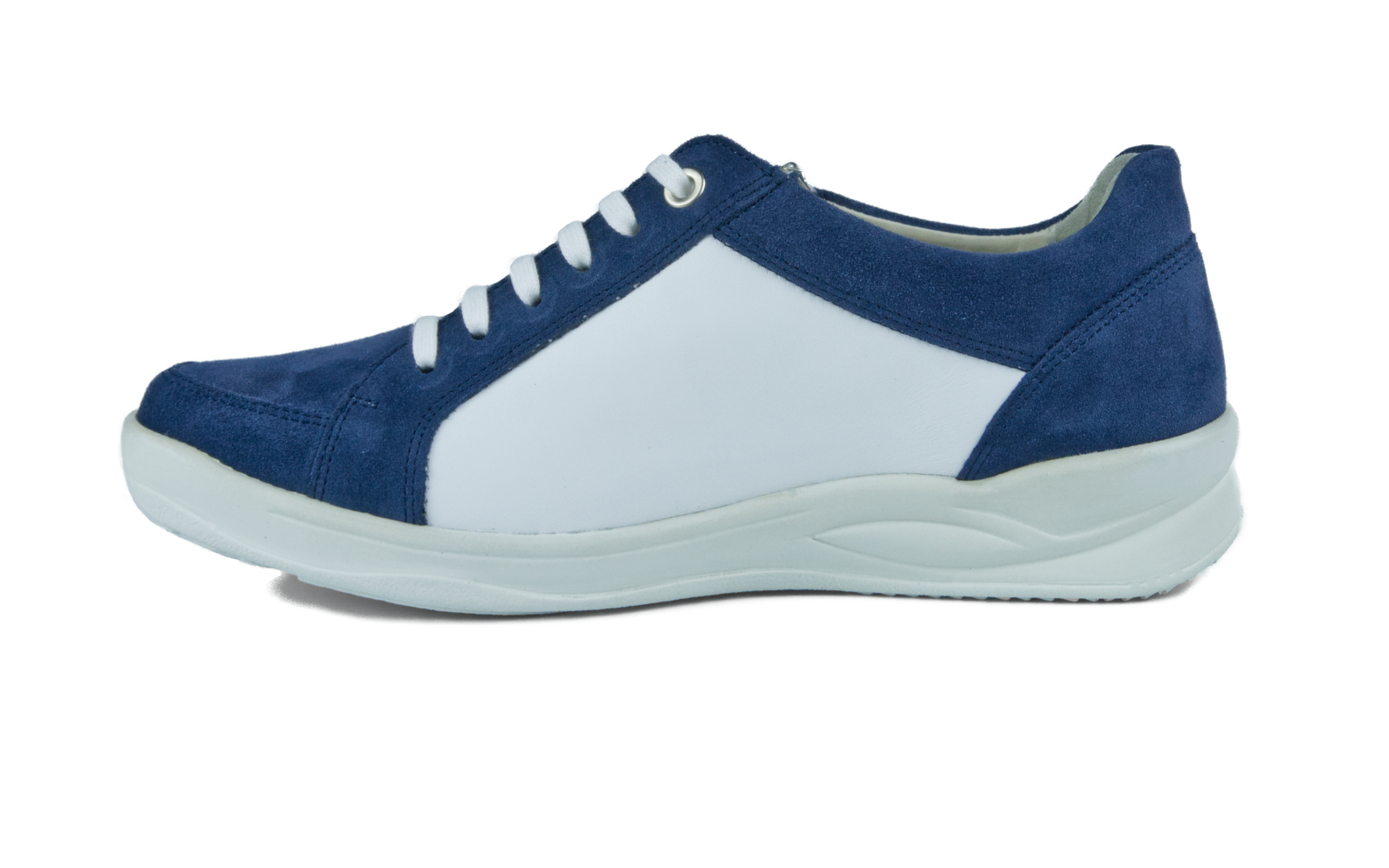 KORDULA Velour+Nappa in ocean+weiß, seitlich auf einem hellen Untergrund präsentiert, betont die hochwertige Verarbeitung und moderne Farbgebung.