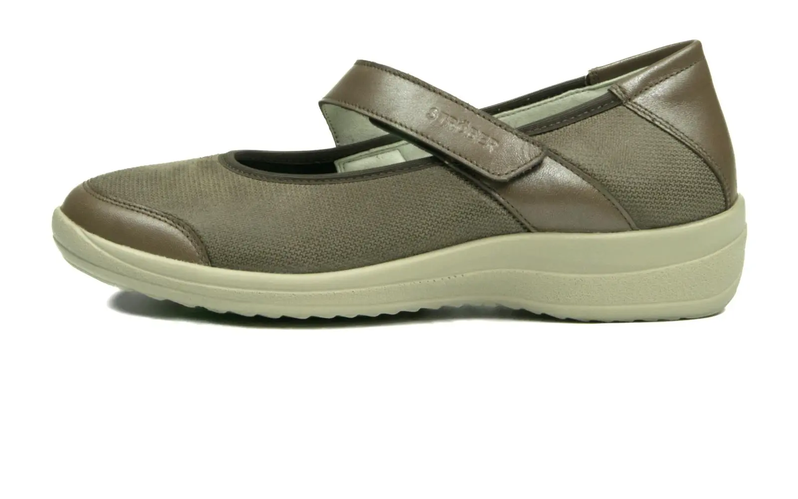 Der Schuh MEL Perlato + Stretch in fels zeigt sich von der Seite, mit einem eleganten, flexiblen Design und hochwertiger Verarbeitung.