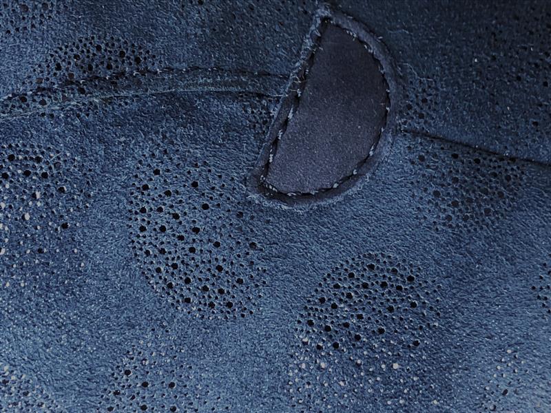 Der Schuh GIULIA, LammBedruckt in ocean, zeigt sich seitlich in eleganter Pose mit sanften Wellenmustern. Ideal für stilbewusste Träger.