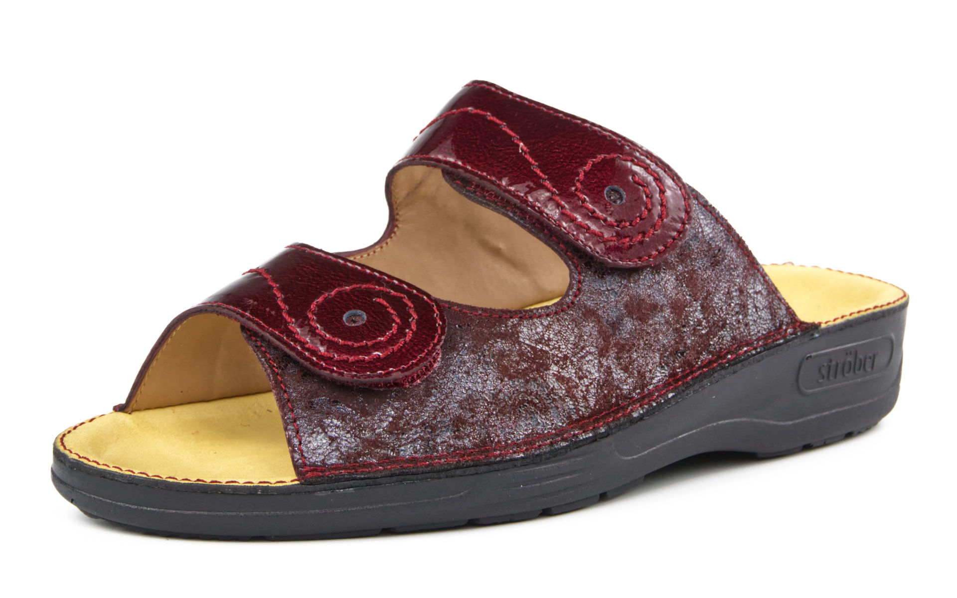 Der Schuh ANNA Lack+VelourAntik in bordeaux steht seitlich auf einer eleganten Oberfläche, zeigt die Kombination aus Lack- und Velourleder.