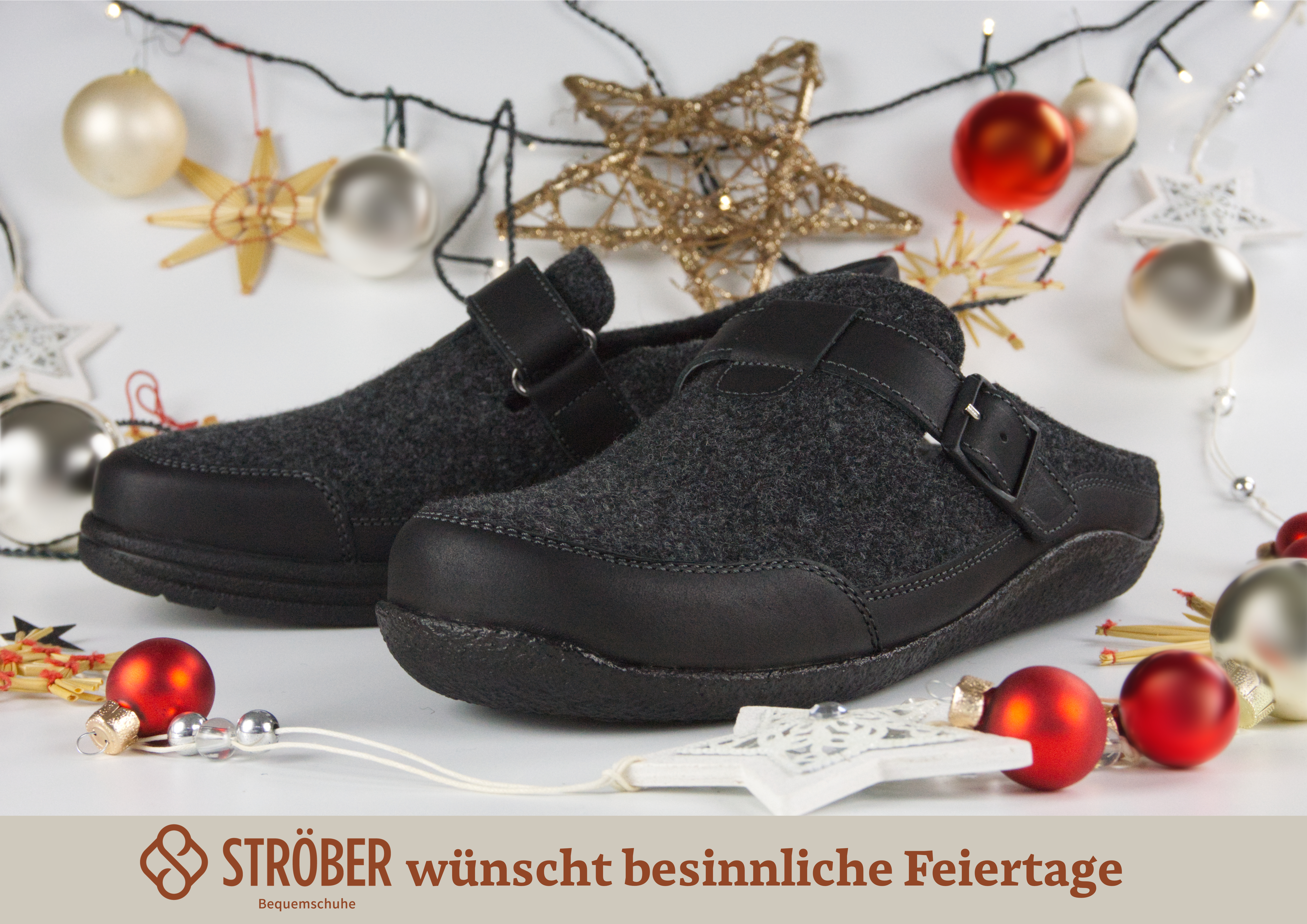 Gemütliche Hausschuhe #0002 zu Nikolaus, in einem festlichen Weihnachtssetting mit Schnee und Dekorationen.