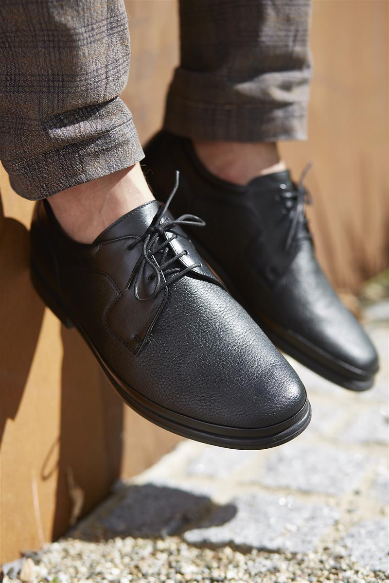 Schwarzer EMIL Schuh aus Nappa-Hirschleder in Weite H, elegant und komfortabel, auf weißem Hintergrund platziert.