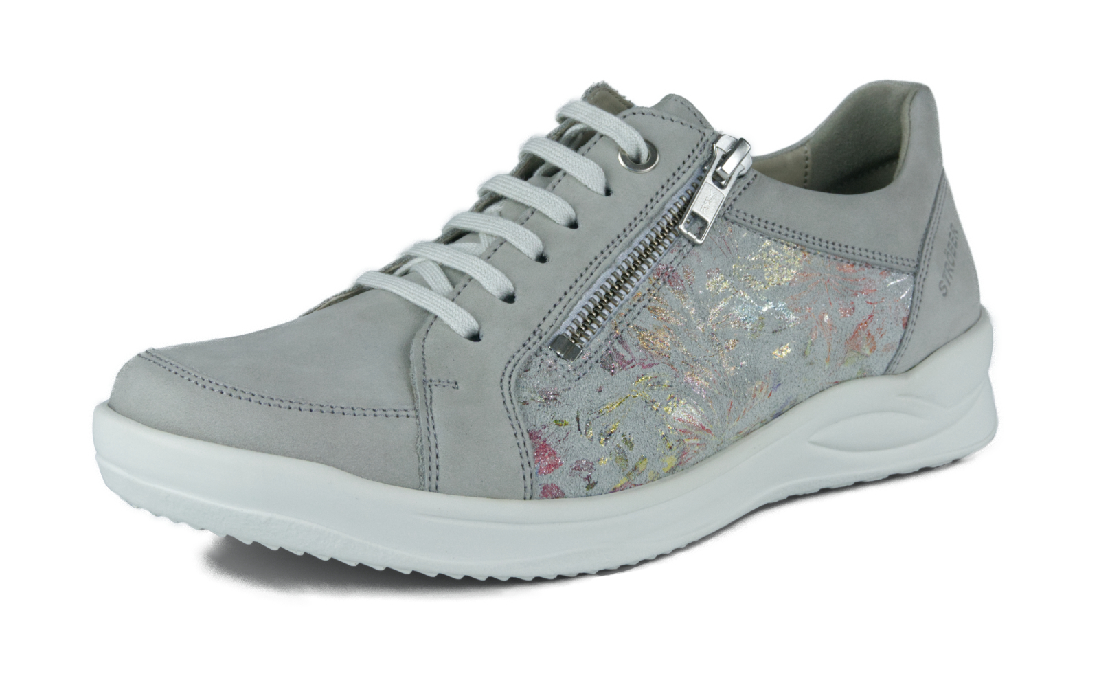 KORDULA Nubuk+VelourFlower in lightgrey, elegant platziert auf einem hellen Hintergrund.