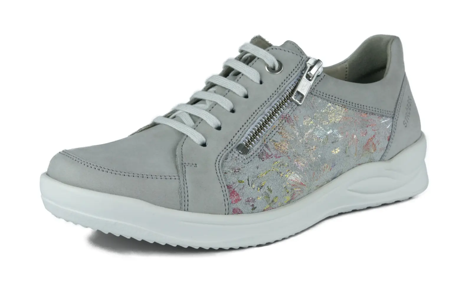 KORDULA Nubuk+VelourFlower in lightgrey, elegant platziert auf einem hellen Hintergrund.