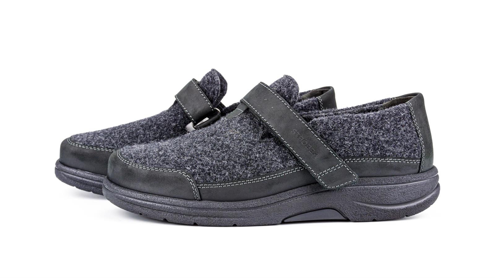 Der MORGAN Filz FettNubuk Schuh in Anthrazit steht auf einem hellen Untergrund und zeigt seine eleganten, weichen Linien sowie die hochwertige Verarbeitung.
