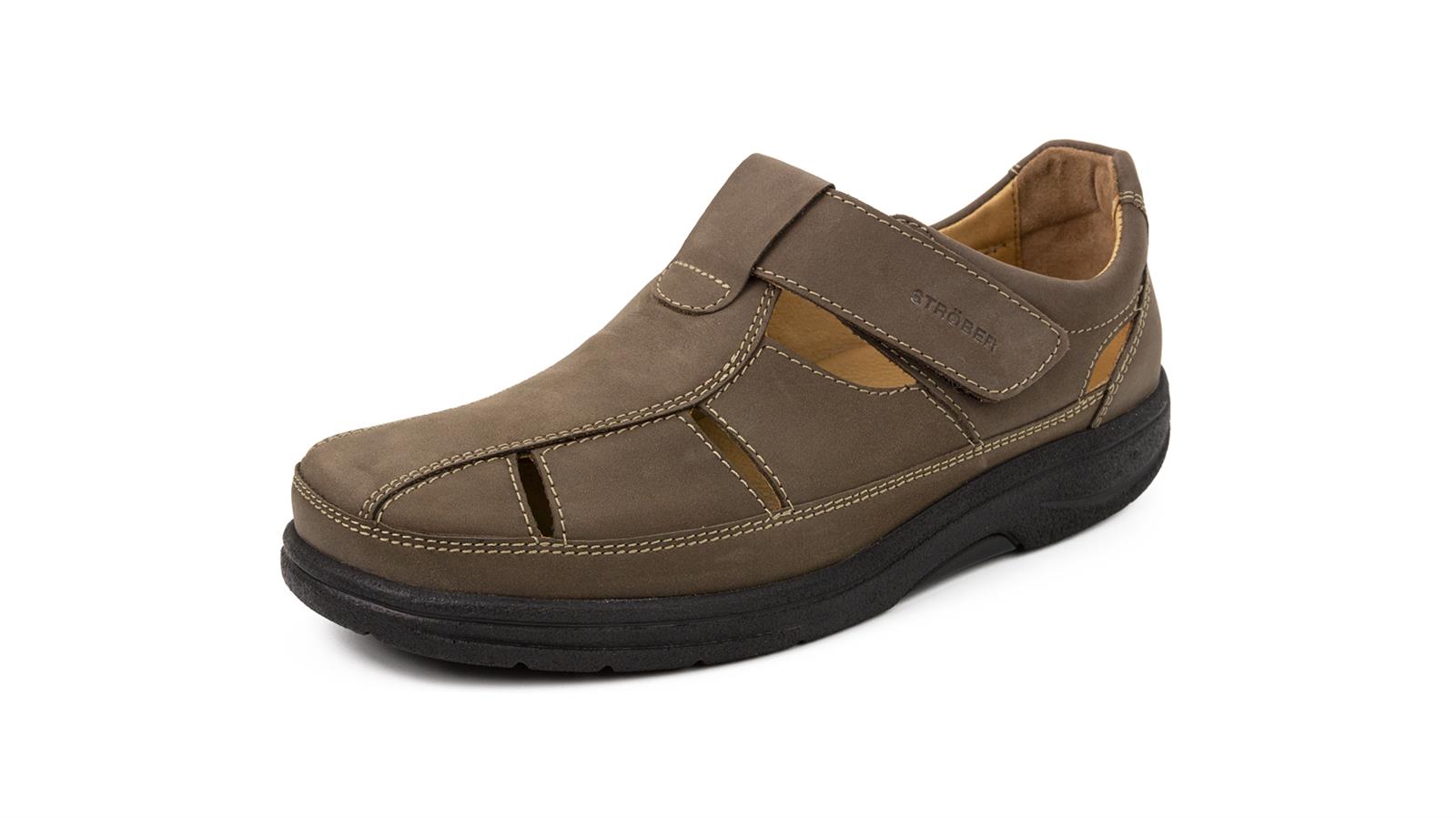 Der Schuh MAURICE aus FettNubuk in Borke steht seitlich auf einem hellen Untergrund, zeigt seine robuste und stilvolle Oberfläche.