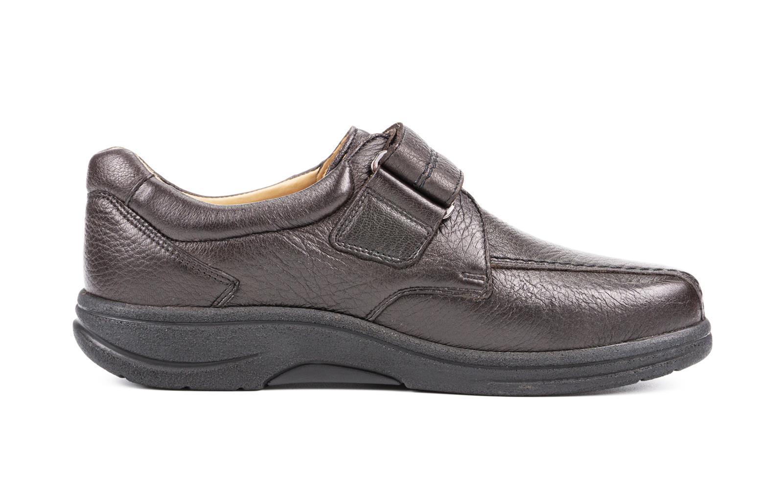 Der Schuh MOJO in Hirschleder in Espresso-Farbe, Weite K/M, Ansicht von der Seite mit betontem Design und hochwertigen Materialien.