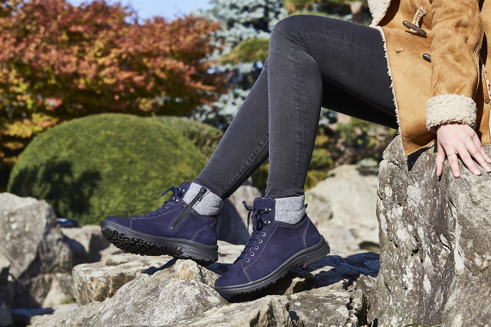 RONJA Schuh in blau aus NubukFilz mit warmem Wollfutter, seitlich auf weißem Hintergrund platziert.