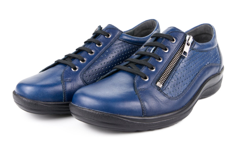 Der Schuh MICHAELA aus Nappa in der Farbe blu marino steht auf einer weißen Oberfläche, mit einem eleganten, klassischen Design und sanften Konturen.