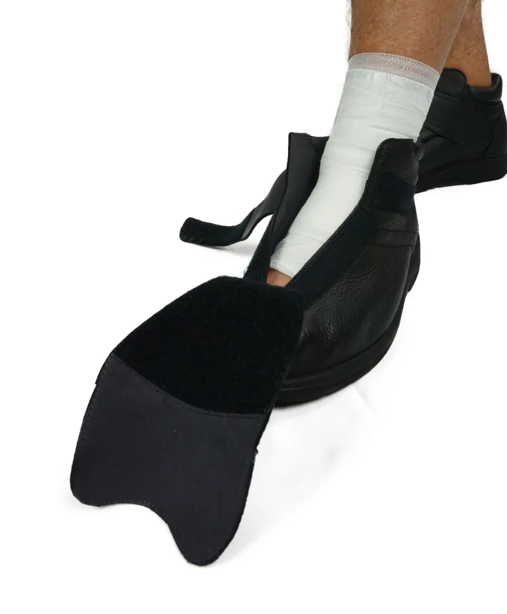 Der schwarze MERTEN SoftCalf Schuh liegt elegant auf einem weißen Hintergrund, mit Fokus auf das weiche Material und die raffinierte Schuhform.