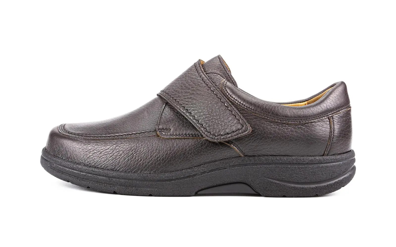 Der Schuh MAX in Hirschleder, Farbe espresso, Weite H/J. Zu sehen ist der Schuh seitlich auf einem neutralen Untergrund.