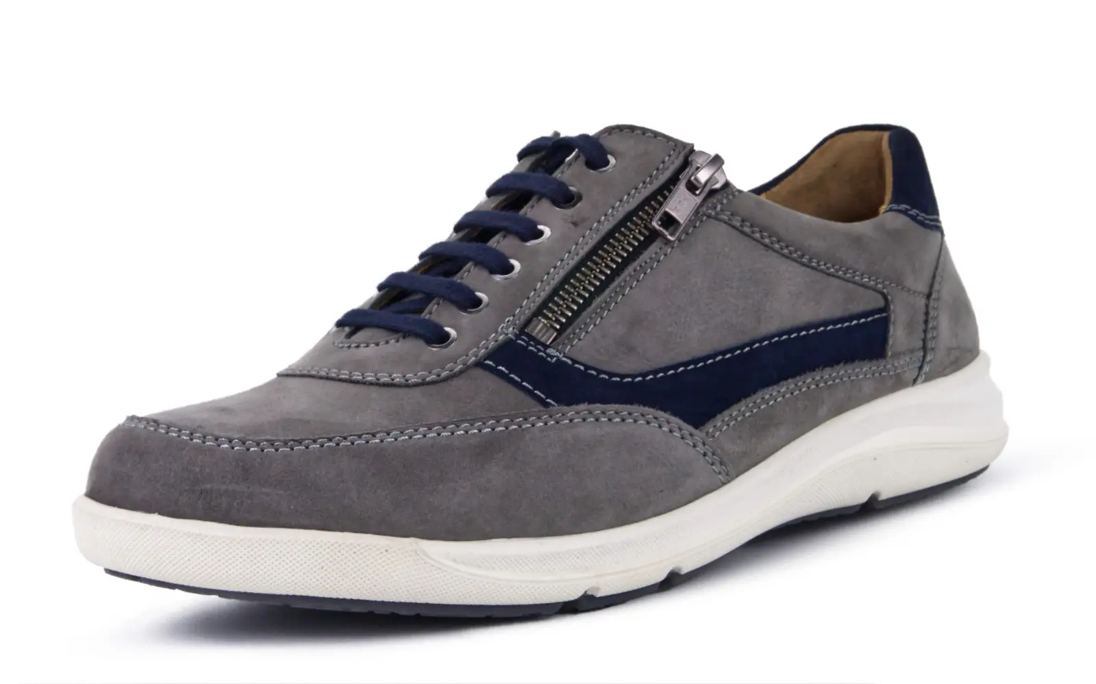 Der Schuh PANCHO Nubuk in grey+marine ist seitlich positioniert, zeigt sein weiches Nubuk-Leder und die stilvolle Farbkombination von Grau und Marine.