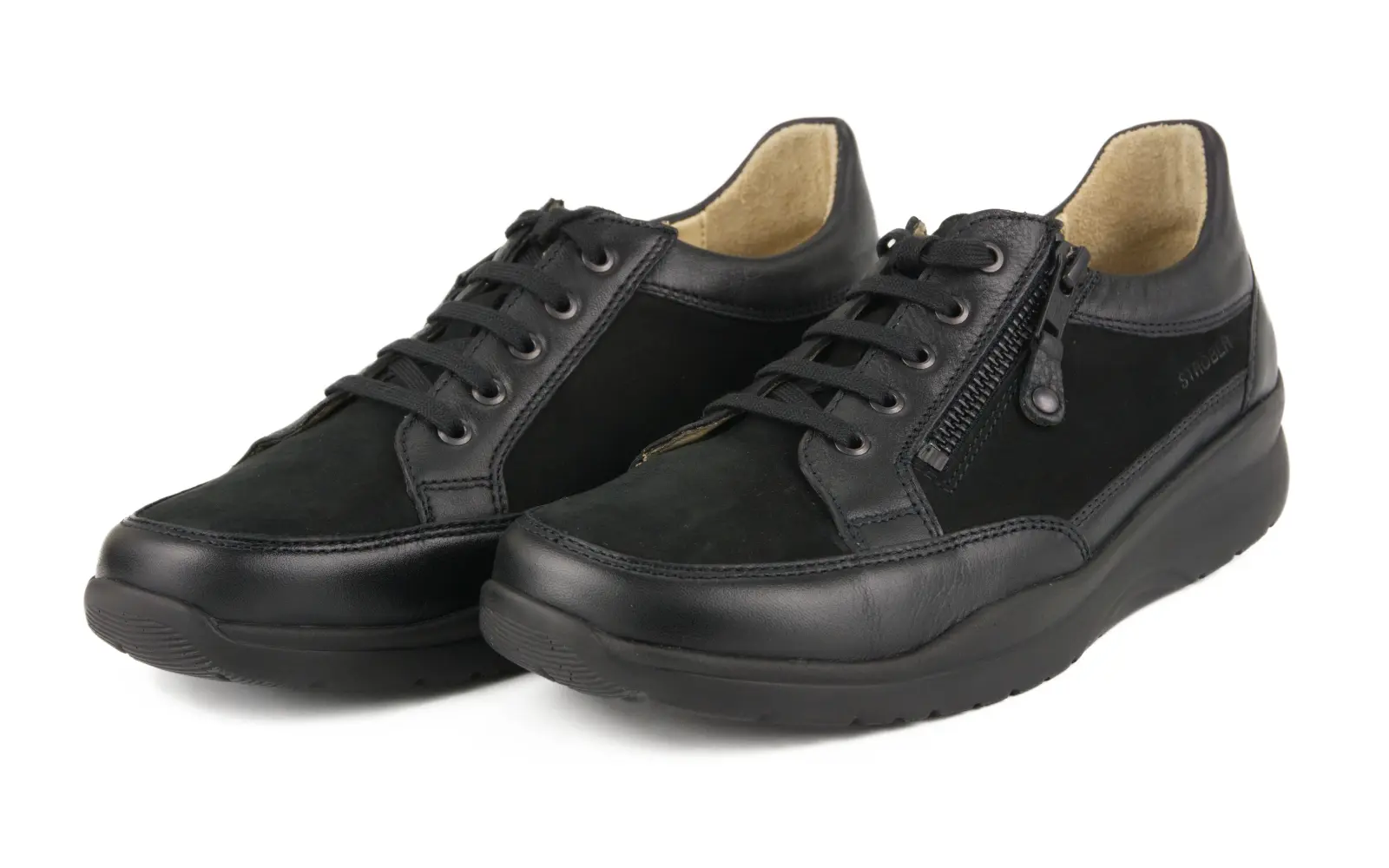 Schwarzer YUI Nappa Schuh auf einem neutralen Untergrund, seitlich betrachtet, mit glänzender Oberfläche und eleganter Silhouette.