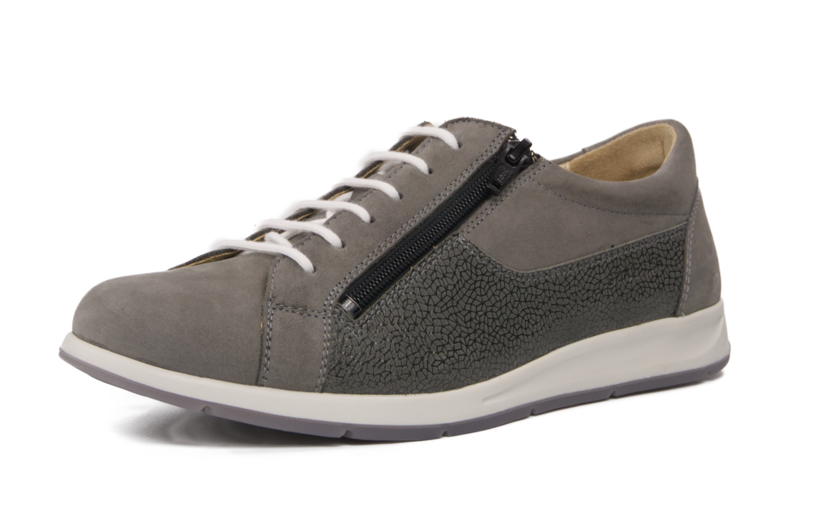 EDWINA Nub+LammVelour in grey, elegant positioniert auf einem weißen Untergrund, zeigt die hochwertige Verarbeitung und das stilvolle Design des Schuhs.