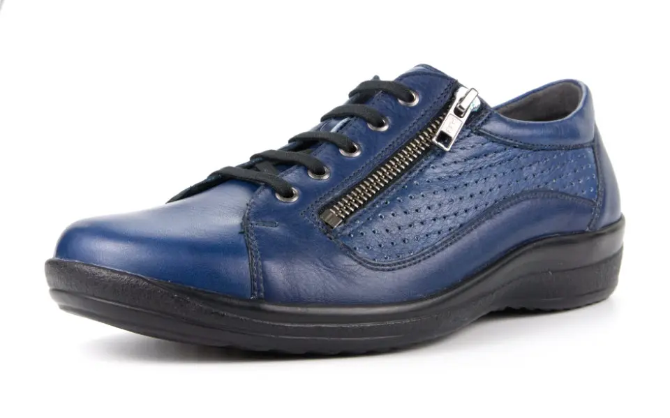 Der Schuh MICHAELA in Nappa-Leder in der Farbe blu marino, stilvoll und elegant auf einem hellen Untergrund präsentiert.