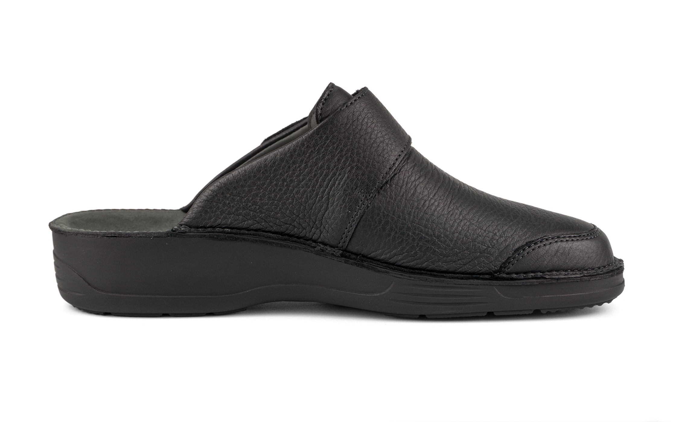 Eleganter schwarzer AMY Schuh aus Hirschleder, seitlich auf einem neutralen Hintergrund platziert, zeigt die geschwungene Silhouette und feine Details.