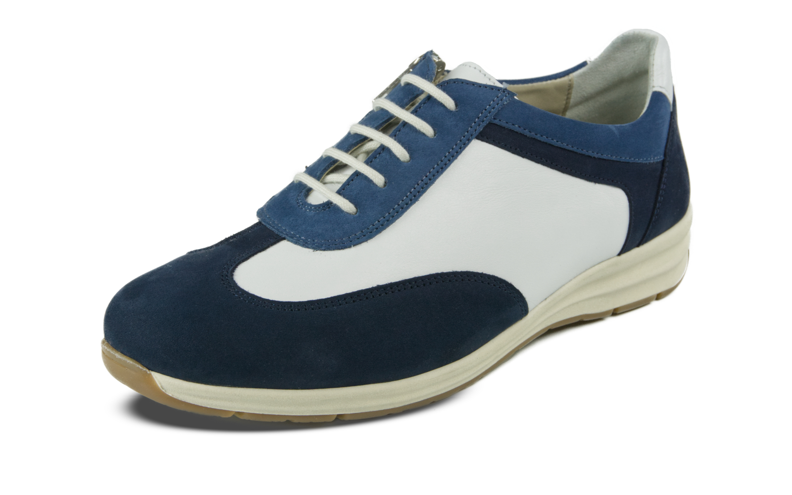 Der CLEO Nappa+Nubuk Schuh in Weiß, Marine und Jeansfarben präsentiert sich seitlich mit elegantem Design und hochwertiger Verarbeitung.