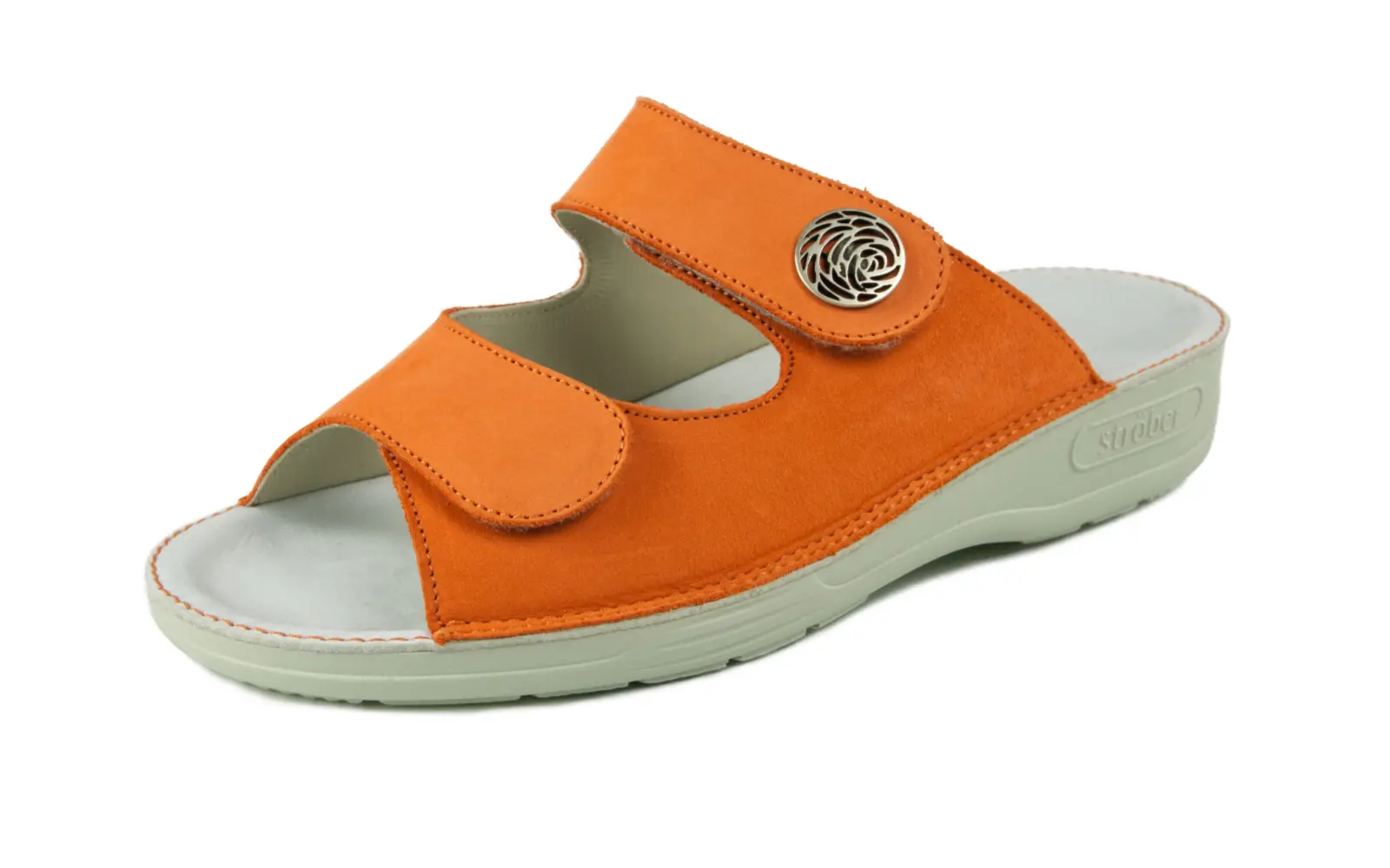 Der Schuh ANNA mit Knopf Nubuk in orange steht auf einem hellen Untergrund und zeigt sein modernes Design.