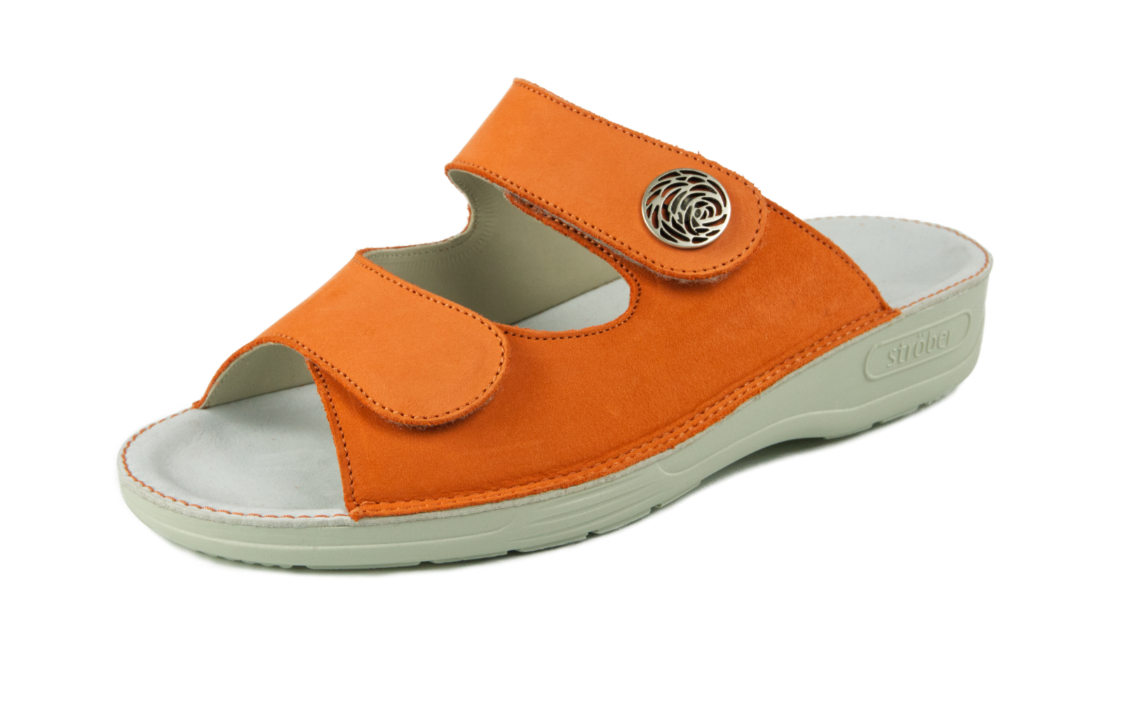 Der Schuh ANNA mit Knopf Nubuk in orange steht auf einem hellen Untergrund und zeigt sein modernes Design.
