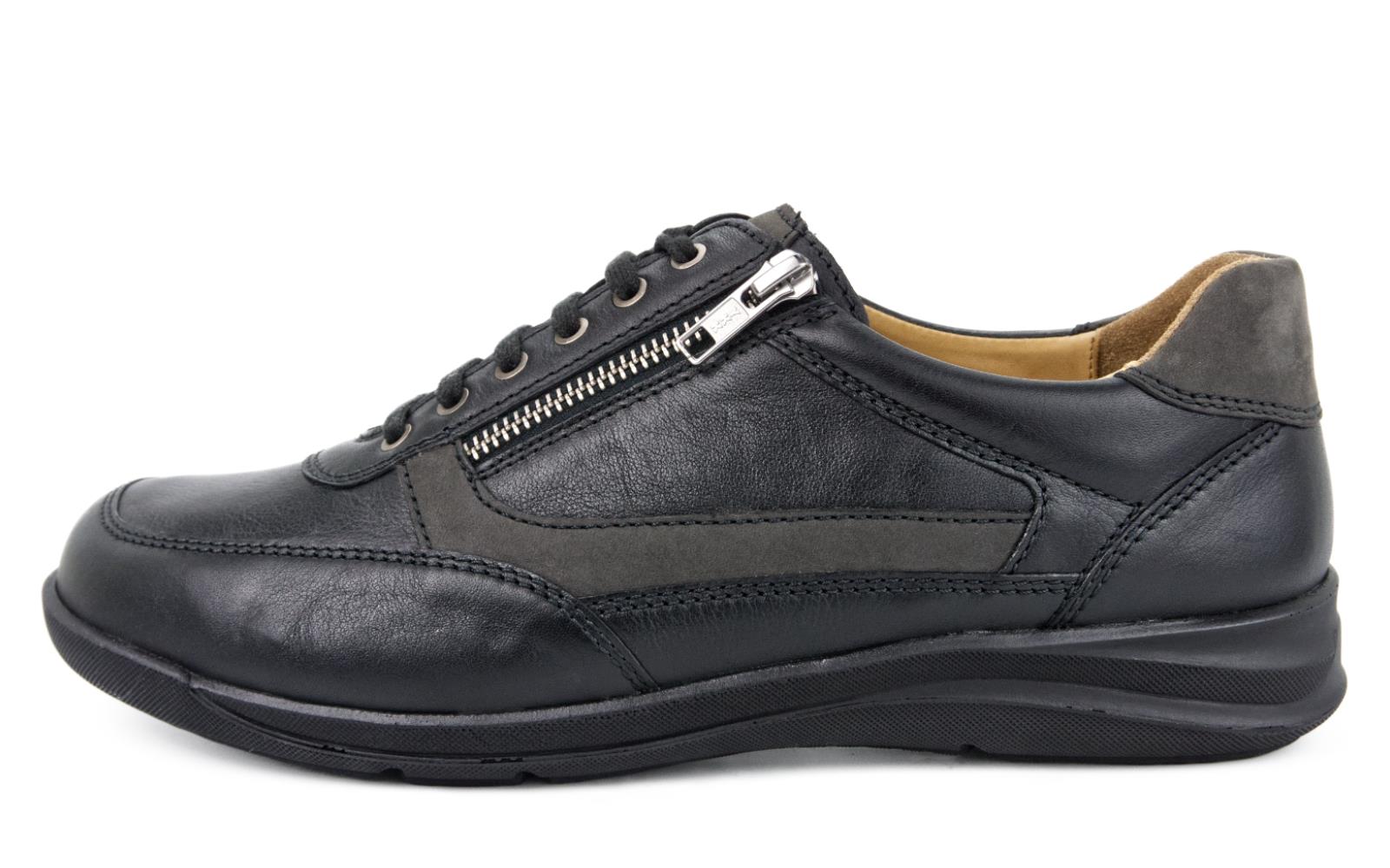 Der schwarze PANCHO NappaSoft+Nubuk Schuh ist elegant in Seitenansicht abgebildet, mit schieferfarbenen Akzenten für einen modernen Look.