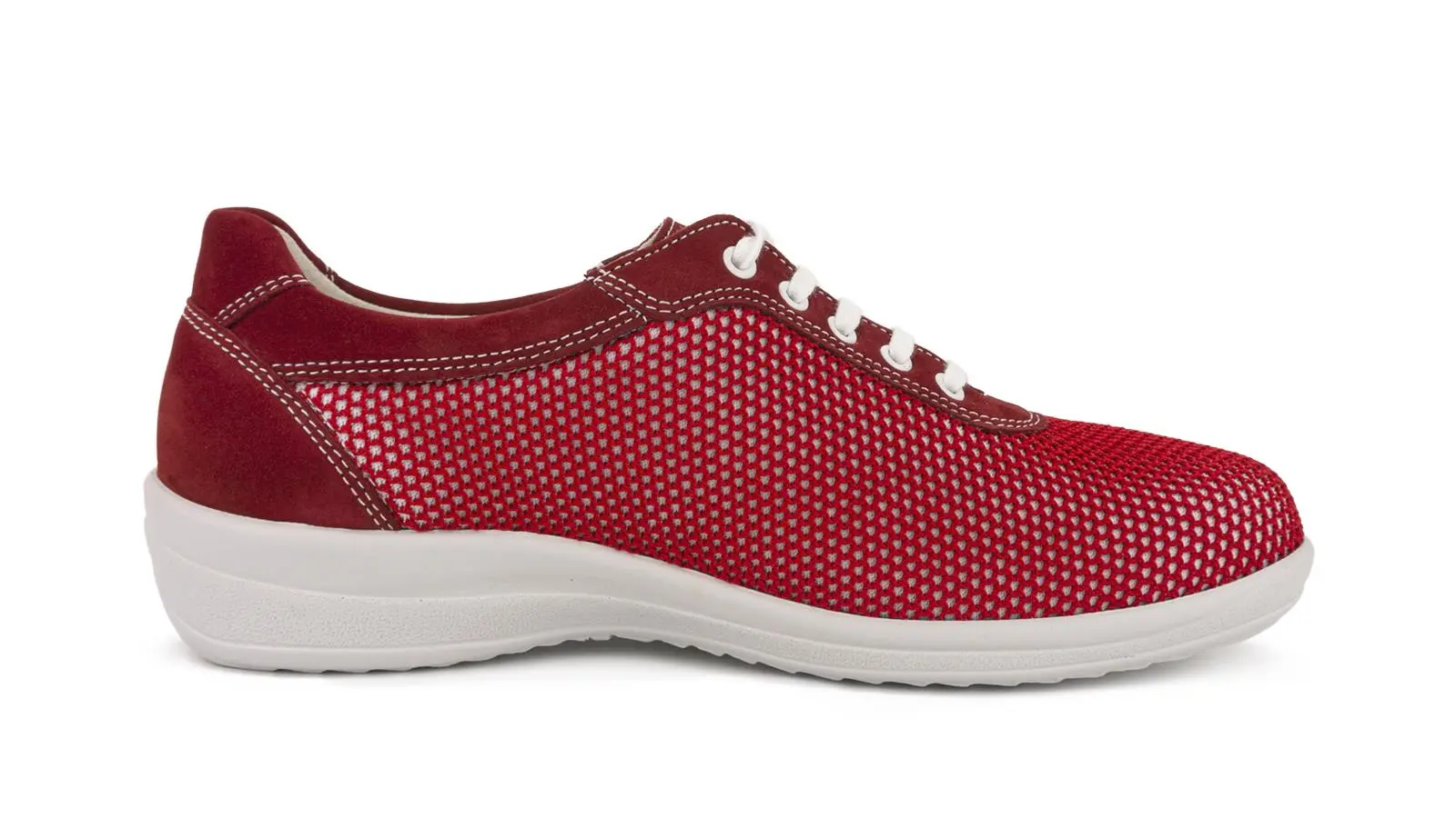 Rote MERLE Schuhe aus Mesh Nubuk, seitlich auf einem neutralen Hintergrund positioniert, betonen ihren modernen und bequemen Stil.