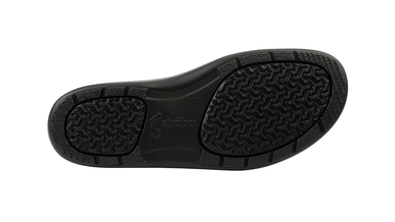 Rote Nubuk-Schuhe ANNA, seitlich auf einer modernen Oberfläche platziert, strahlen Eleganz und Komfort aus.