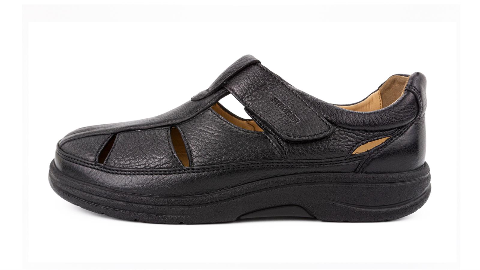 Schwarze MAURICE Schuhe aus Hirschleder, elegant auf einem weißen Hintergrund positioniert, zeigen ihr hochwertiges Design und die feine Verarbeitung.