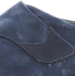 Der Schuh GIULIA, LammBedruckt in ocean, zeigt sich elegant mit geschwungenen Linien und einer stilvollen Farbgebung, perfekt für modische Akzente.